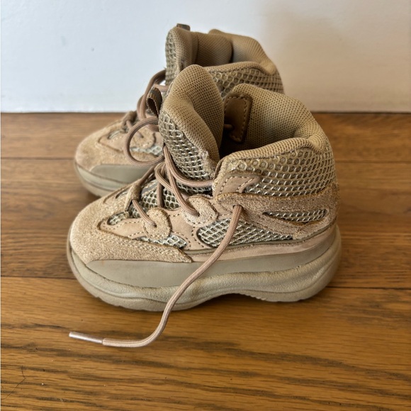 Kids Yeezy boots size 6 - tan - Picture 1 of 6